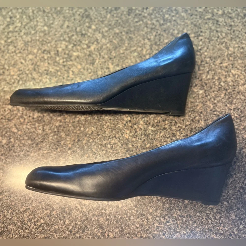 “STUART WEITZMAN” Black Wedge Pumps